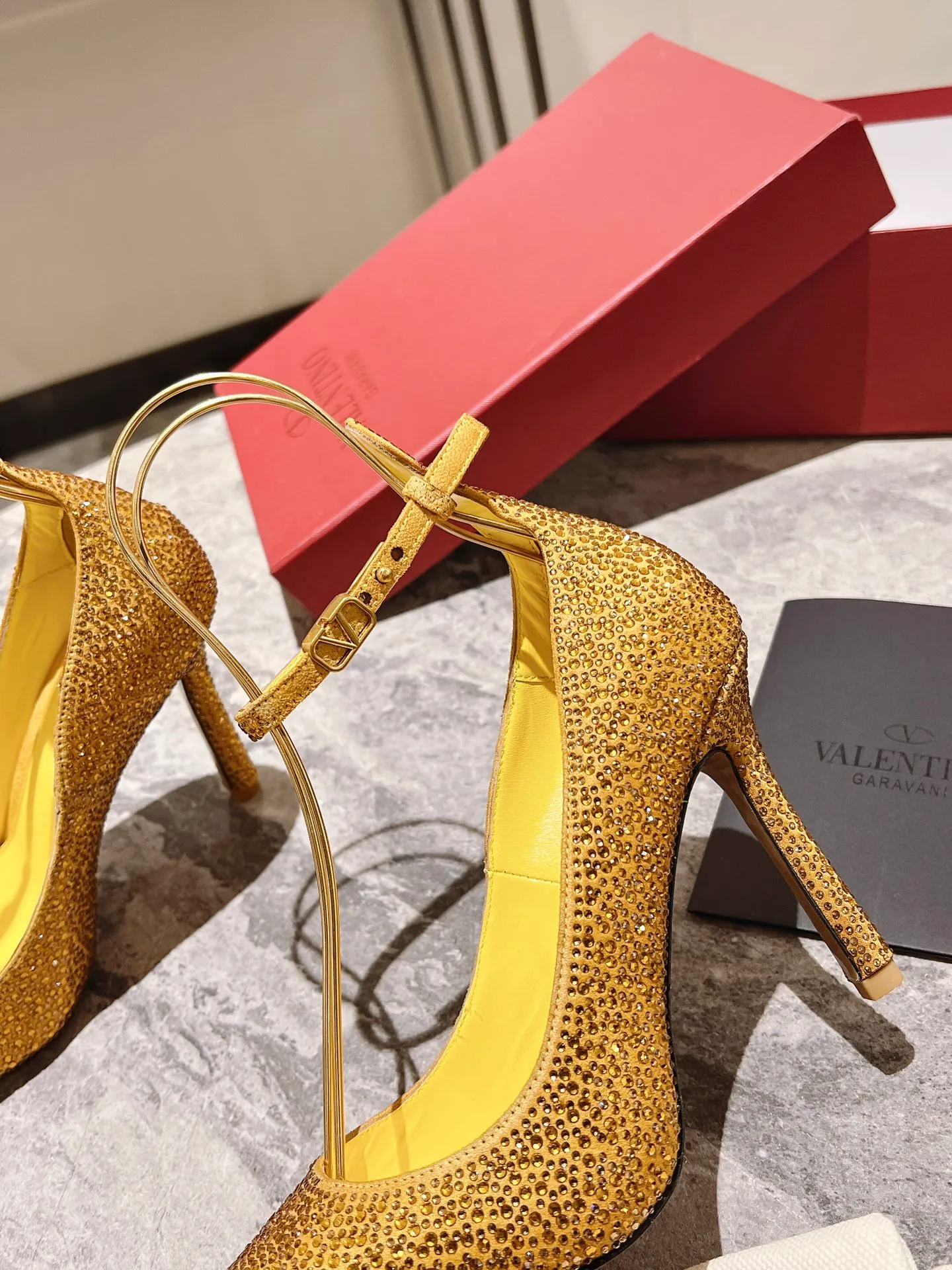 👟👟Ex-factory price 500👟👟 Genuine leather sole +40 Top version 𝑉𝐴𝐿𝐸𝑁𝑇𝐼𝑁𝑂 Valentino new spring and summer women's 6⃣️color "Czech Diamond💎" full diamond shoes The unique [V’s handcrafted diamond production] brings out a full sense of high-end, and the new season will live up to expectations! Worth buying★Absolutely high-grade❥Original method, Absolutely sensual❥Elegant style, creating a different feeling, simple and elegant style!  Code number: 35-41 (34-42 customized, non-returnable) Lining: Sheepskin lining Heel height: 10cm Leather outsole Rubber outsole